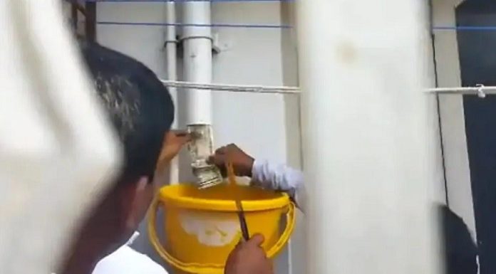 ਕਰਨਾਟਕ : ਪਾਈਪ ‘ਚੋਂ ਪਾਣੀ ਦੀ ਬਜਾਏ ਨਿਕਲਣ ਲੱਗੇ ਨੋਟ, PWD ਇੰਜੀਨੀਅਰ ਦੇ ਘਰ ਰੇਡ ਦੌਰਾਨ ਹੈਰਾਨ ਰਹਿ ਗਈ ACB ਦੀ ਟੀਮ, ਵੇਖੋ Video