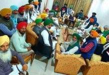 ਮੁੱਖ ਮੰਤਰੀ-ਕਿਸਾਨਾਂ ਦੀ ਮੀਟਿੰਗ ਦਾ ਮਾਹੌਲ ਗਰਮਾਇਆ: ਕਿਸਾਨ ਆਗੂਆਂ ਨੇ ਪੁਲਿਸ ਮੁਲਾਜ਼ਮਾਂ ‘ਤੇ ਲਾਏ ਧੱਕੇਸ਼ਾਹੀ ਦੇ ਦੋਸ਼; ਪੰਜਾਬ ਸਰਕਾਰ ਖਿਲਾਫ਼ ਨਾਅਰੇਬਾਜ਼ੀ