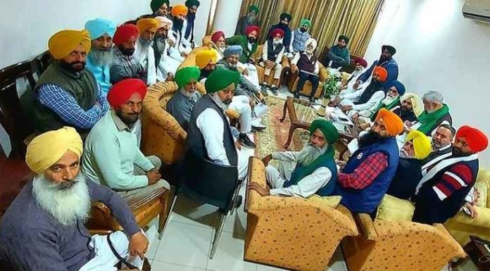 ਮੁੱਖ ਮੰਤਰੀ-ਕਿਸਾਨਾਂ ਦੀ ਮੀਟਿੰਗ ਦਾ ਮਾਹੌਲ ਗਰਮਾਇਆ: ਕਿਸਾਨ ਆਗੂਆਂ ਨੇ ਪੁਲਿਸ ਮੁਲਾਜ਼ਮਾਂ ‘ਤੇ ਲਾਏ ਧੱਕੇਸ਼ਾਹੀ ਦੇ ਦੋਸ਼; ਪੰਜਾਬ ਸਰਕਾਰ ਖਿਲਾਫ਼ ਨਾਅਰੇਬਾਜ਼ੀ