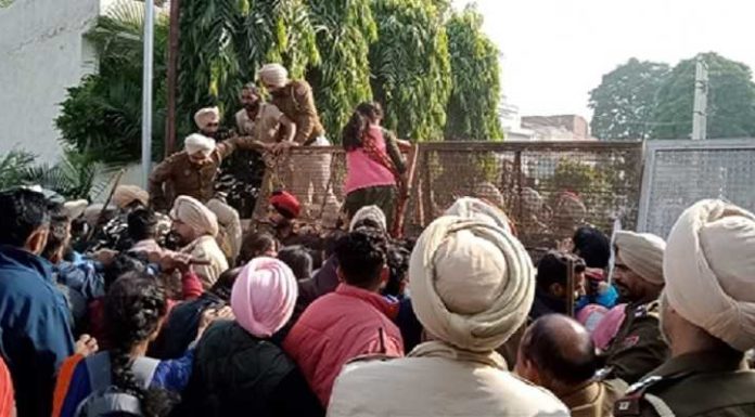 ਅੱਜ ਫਿਰ ਸਿੱਖਿਆ ਮੰਤਰੀ ਪਰਗਟ ਸਿੰਘ ਦੀ ਰਿਹਾਇਸ਼ ‘ਤੇ ਪਹੁੰਚੇ ਬੀਐੱਡ ਟੈੱਟ ਪਾਸ ਬੇਰੋਜ਼ਗਾਰ ਅਧਿਆਪਕ, ਪੁਲਿਸ ਨੇ ਕੀਤਾ ਲਾਠੀਚਾਰਜ