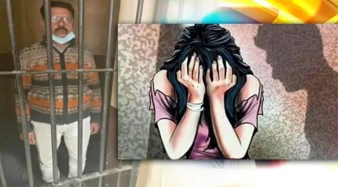 ਲਖਨਊ : ਘੱਟ ਗਿਣਤੀ ਭਲਾਈ ਵਿਭਾਗ ‘ਚ ਤਾਇਨਾਤ ਸਕੱਤਰ ਮਹਿਲਾ ਵਰਕਰ ਨਾਲ ਕਰਦਾ ਸੀ ਛੇੜਛਾੜ, Video ਵਾਇਰਲ ਹੋਣ ਤੋਂ ਬਾਅਦ ਪਹੁੰਚਿਆ ਸਲਾਖਾਂ ਪਿੱਛੇ