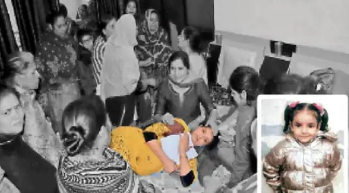 ਹੈੱਡ ਕਾਂਸਟੇਬਲ ਬੱਚਿਆਂ ਨੂੰ ਖੇਡਣ ਤੋਂ ਰੋਕਦਾ ਸੀ, ਰੰਜਿਸ਼ ‘ਚ ਗੁਆਂਢਣ ਨੇ ਉਸ ਦੀ ਢਾਈ ਸਾਲ ਦੀ ਬੇਟੀ ਨੂੰ ਅਗਵਾ ਕਰਕੇ ਹੱਤਿਆ ਤੋਂ ਬਾਅਦ ਜ਼ਮੀਨ ‘ਚ ਦਬਾਇਆ