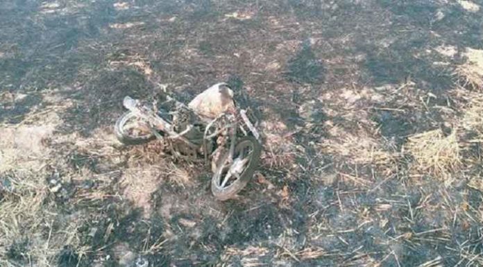 ਮੋਗਾ : ਪਰਾਲੀ ਨੂੰ ਲਾਈ ਅੱਗ ਕਾਰਨ ਮੋਟਰਸਾਈਕਲ ਸੜ ਕੇ ਸੁਆਹ, ਵਾਲ-ਵਾਲ ਬਚਿਆ ਚਾਲਕ