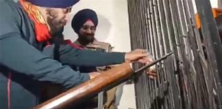 ਪਾਵਰਕਾਮ ਦਫ਼ਤਰ ਦੀ 7ਵੀਂ ਮੰਜ਼ਿਲ ‘ਤੇ ਮਰਨ ਵਰਤ ‘ਤੇ ਬੈਠੇ ਮ੍ਰਿਤਕਾਂ ਦੇ ਆਸ਼ਰਿਤਾਂ ਨੂੰ ਸਿੱਧੂ ਨੇ ਪਿਲਾਇਆ ਜੂਸ, ਦਿੱਤਾ ਇਹ ਭਰੋਸਾ, Video