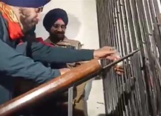 ਪਾਵਰਕਾਮ ਦਫ਼ਤਰ ਦੀ 7ਵੀਂ ਮੰਜ਼ਿਲ ‘ਤੇ ਮਰਨ ਵਰਤ ‘ਤੇ ਬੈਠੇ ਮ੍ਰਿਤਕਾਂ ਦੇ ਆਸ਼ਰਿਤਾਂ ਨੂੰ ਸਿੱਧੂ ਨੇ ਪਿਲਾਇਆ ਜੂਸ, ਦਿੱਤਾ ਇਹ ਭਰੋਸਾ, Video