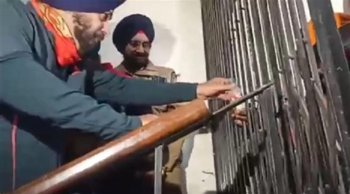 ਪਾਵਰਕਾਮ ਦਫ਼ਤਰ ਦੀ 7ਵੀਂ ਮੰਜ਼ਿਲ ‘ਤੇ ਮਰਨ ਵਰਤ ‘ਤੇ ਬੈਠੇ ਮ੍ਰਿਤਕਾਂ ਦੇ ਆਸ਼ਰਿਤਾਂ ਨੂੰ ਸਿੱਧੂ ਨੇ ਪਿਲਾਇਆ ਜੂਸ, ਦਿੱਤਾ ਇਹ ਭਰੋਸਾ, Video