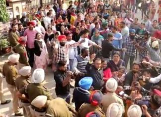 ਜਲੰਧਰ ‘ਚ ਸਿੱਖਿਆ ਮੰਤਰੀ ਪਰਗਟ ਸਿੰਘ ਦੇ ਘਰ ਟੀਚਰਾਂ ਤੇ ਪੁਲਿਸ ‘ਚ ਜ਼ਬਰਦਸਤ ਝੜਪ, ਵੇਖੋ Video