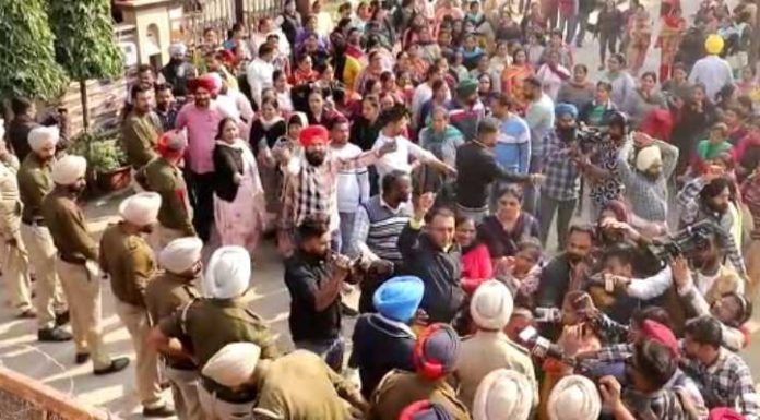 ਜਲੰਧਰ ‘ਚ ਸਿੱਖਿਆ ਮੰਤਰੀ ਪਰਗਟ ਸਿੰਘ ਦੇ ਘਰ ਟੀਚਰਾਂ ਤੇ ਪੁਲਿਸ ‘ਚ ਜ਼ਬਰਦਸਤ ਝੜਪ, ਵੇਖੋ Video