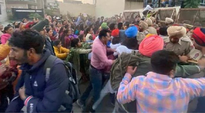 ਜਲੰਧਰ ‘ਚ ਮੰਤਰੀ ਪਰਗਟ ਸਿੰਘ ਦੀ ਕੋਠੀ ਘੇਰਨ ਜਾ ਰਹੇ ਬੇਰੋਜ਼ਗਾਰ ਅਧਿਆਪਕਾਂ ਦੀ ਪੁਲਸ ਨਾਲ ਧੱਕਾ-ਮੁੱਕੀ