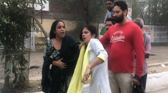 ਪਤਨੀ ਨੇ ਪਤੀ ਨੂੰ ਰੰਗੇ ਹੱਥੀਂ ਫੜਿਆ ਦੂਜੀ ਔਰਤ ਨਾਲ; ਮੁਕਤਸਰ ਬੱਸ ਅੱਡੇ ‘ਤੇ ਦੋਵੇਂ ਹੋਈਆਂ ਗੁੱਥਮ-ਗੁੱਥੀ