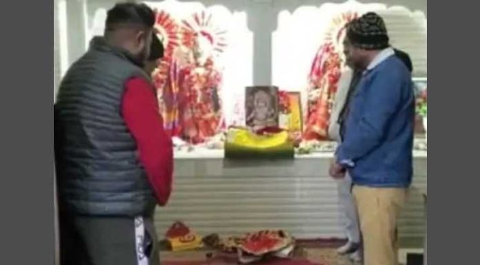 ਅੰਮ੍ਰਿਤਸਰ ‘ਚ ਬੇਅਦਬੀ ਦੀ ਇਕ ਹੋਰ ਘਟਨਾ : ਅਜਨਾਲਾ ਦੇ ਲਕਸ਼ਮੀ ਨਰਾਇਣ ਮੰਦਿਰ ‘ਚ ਸ਼੍ਰੀ ਕ੍ਰਿਸ਼ਨ ਬਾਲ ਸਰੂਪ ਤੇ ਧਾਰਮਿਕ ਪੁਸਤਕਾਂ ਜ਼ਮੀਨ ‘ਤੇ ਸੁੱਟੀਆਂ