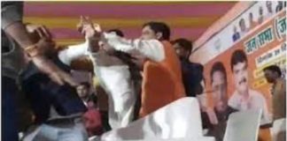 ਮੰਚ ‘ਤੇ ਬੈਠਣ ਨੂੰ ਲੈ ਕੇ ਆਪਸ ‘ਚ ਭਿੜੇ ਭਾਜਪਾ ਨੇਤਾ, ਚੱਲੇ ਘਸੁੰਨ-ਮੁੱਕੇ, ਵੇਖੋ ਵੀਡੀਓ