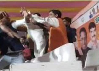 ਮੰਚ ‘ਤੇ ਬੈਠਣ ਨੂੰ ਲੈ ਕੇ ਆਪਸ ‘ਚ ਭਿੜੇ ਭਾਜਪਾ ਨੇਤਾ, ਚੱਲੇ ਘਸੁੰਨ-ਮੁੱਕੇ, ਵੇਖੋ ਵੀਡੀਓ
