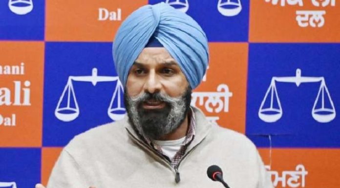 ਬਿਕਰਮ ਮਜੀਠੀਆ ਤੋਂ SIT ਵੱਲੋਂ 5 ਘੰਟੇ ਪੁੱਛਗਿੱਛ : ਬਾਹਰ ਆਉਂਦੇ ਬੋਲੇ – ਮੈਂ ਕੇਸ ਤੋਂ ਡਰਨ ਵਾਲਾ ਨਹੀਂ, ਹੱਕ-ਸੱਚ ਦੀ ਲੜਾਈ ਲੜਨੀ ਪੈਂਦੀ ਹੈ