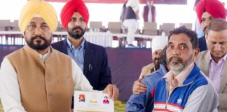 CM ਚੰਨੀ ਨੇ ਮੋਗਾ ਜ਼ਿਲ੍ਹੇ ਦੇ 1294 ਲਾਭਪਾਤਰੀਆਂ ਨੂੰ 5-5 ਮਰਲੇ ਦੇ ਪਲਾਟਾਂ ਦੀਆਂ ਸੰਨਦਾਂ ਕੀਤੀਆਂ ਜਾਰੀ