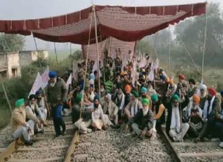 ਮੁੜ ਅੰਦੋਲਨ ਦੇ ਰਾਹ ‘ਤੇ ਕਿਸਾਨ : ਕਰਜ਼ ਮੁਆਫ਼ੀ ਤੇ ਨੌਕਰੀਆਂ ਦੇ ਲਈ ਕਿਸਾਨਾਂ ਨੇ ਰੋਕੇ ਰੇਲ ਟ੍ਰੈਕ