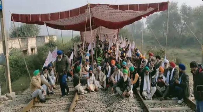 ਮੁੜ ਅੰਦੋਲਨ ਦੇ ਰਾਹ ‘ਤੇ ਕਿਸਾਨ : ਕਰਜ਼ ਮੁਆਫ਼ੀ ਤੇ ਨੌਕਰੀਆਂ ਦੇ ਲਈ ਕਿਸਾਨਾਂ ਨੇ ਰੋਕੇ ਰੇਲ ਟ੍ਰੈਕ