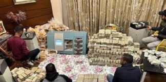 ਇਨਕਮ ਟੈਕਸ ਵਿਭਾਗ ਦਾ ਇਤਿਹਾਸਕ ਛਾਪਾ, ਇੱਤਰ ਵਪਾਰੀ ਤੋਂ ਬਰਾਮਦ ਕੀਤੇ 150 ਕਰੋੜ ਰੁਪਏ, ਕੈਸ਼ ਗਿਣਨ ਲਈ ਮੰਗਵਾਉਣੀਆਂ ਪਈਆਂ 3 ਮਸ਼ੀਨਾਂ