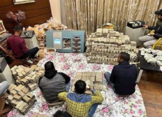 ਇਨਕਮ ਟੈਕਸ ਵਿਭਾਗ ਦਾ ਇਤਿਹਾਸਕ ਛਾਪਾ, ਇੱਤਰ ਵਪਾਰੀ ਤੋਂ ਬਰਾਮਦ ਕੀਤੇ 150 ਕਰੋੜ ਰੁਪਏ, ਕੈਸ਼ ਗਿਣਨ ਲਈ ਮੰਗਵਾਉਣੀਆਂ ਪਈਆਂ 3 ਮਸ਼ੀਨਾਂ