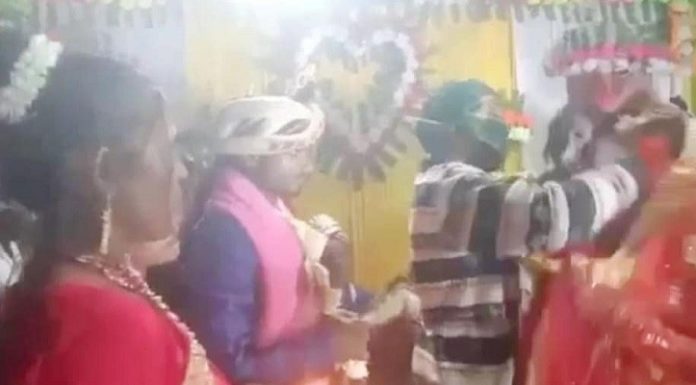 Video : ਜੈਮਾਲਾ ਪਹਿਨਾਉਣ ਜਾ ਰਿਹਾ ਸੀ ਲਾੜਾ, ਪ੍ਰੇਮੀ ਨੇ ਵਿੱਚ ਆ ਕੇ ਭਰ ਦਿੱਤੀ ਲਾੜੀ ਦੀ ਮਾਂਗ ਤੇ ਫਿਰ…