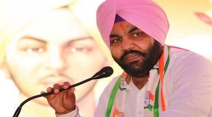 ਸੰਸਦ ਮੈਂਬਰ ਔਜਲਾ ਦੇ ਆਫਿਸ ‘ਚ ਗੰਨ ਪੁਆਇੰਟ ‘ਤੇ ਲੁੱਟ, ਗੁੰਮਟਾਲਾ ‘ਚ ਪਿਓ-ਪੁੱਤ 50 ਹਜ਼ਾਰ ਰੁਪਏ ਤੇ ਆਈਪੈਡ ਲੈ ਕੇ ਫਰਾਰ