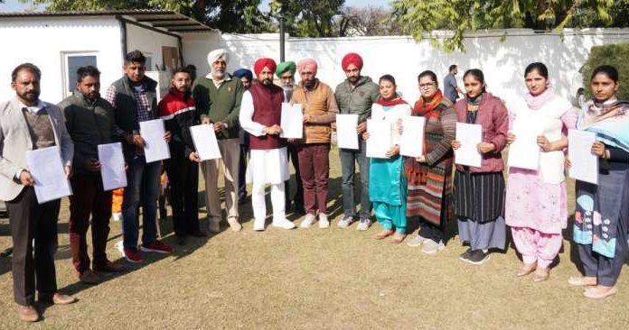 ਮੁੱਖ ਮੰਤਰੀ ਨੇ ਖੇਤੀ ਕਾਨੂੰਨਾਂ ਵਿਰੁੱਧ ਸੰਘਰਸ਼ ਦੌਰਾਨ ਜਾਨਾਂ ਗੁਆਉਣ ਵਾਲੇ ਕਿਸਾਨਾਂ ਦੇ 11 ਪਰਿਵਾਰਕ ਮੈਂਬਰਾਂ ਨੂੰ ਸੌਂਪੇ ਨਿਯੁਕਤੀ ਪੱਤਰ