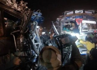 ਜਲੰਧਰ-ਅੰਮ੍ਰਿਤਸਰ ਹਾਈਵੇ ‘ਤੇ ਭਿਆਨਕ ਹਾਦਸਾ, ਟਰੱਕ ਨੇ ਬੱਸ ਨੂੰ ਮਾਰੀ ਟੱਕਰ, ਬੱਸ ਡਰਾਈਵਰ ਦੀ ਮੌਤ, 15 ਤੋਂ ਵੱਧ ਸਵਾਰੀਆਂ ਜ਼ਖਮੀ