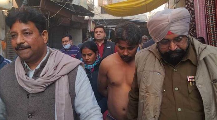 ਜਲੰਧਰ ਦੇ ਪੀਰ ਬੋਦਲਾ ਬਾਜ਼ਾਰ ‘ਚ ਔਰਤ ਸਮੇਤ 2 ਚੋਰ ਫੜੇ, 2 ਮਹੀਨਿਆਂ ਤੋਂ ਲਗਾਤਾਰ ਕਰ ਰਹੇ ਸਨ ਚੋਰੀਆਂ