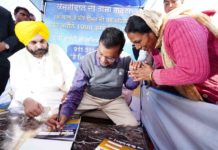 ਕੇਜਰੀਵਾਲ ਨੇ ਔਰਤਾਂ ਦੇ ਭਰੇ ਗਾਰੰਟੀ ਫਾਰਮ, ਕਿਹਾ- ਮਾਵਾਂ-ਭੈਣਾਂ ਨੂੰ 1000 ਰੁਪਏ ਦੇਣ ਨਾਲ ਉਹ ਹੋਰ ਮਜ਼ਬੂਤ ਹੋਣਗੀਆਂ, Video ‘ਚ ਵੇਖੋ ਹੋਰ ਕਿਹੜੇ ਕੀਤੇ ਐਲਾਨ