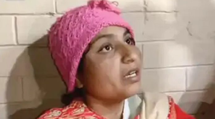 ਪਿਆਰ ‘ਚ ਮਿਲਿਆ ਧੋਖਾ : ਕਿਤੇ ਨਹੀਂ ਮਿਲਿਆ ਇਨਸਾਫ਼, ਪ੍ਰੇਮੀ ਦੇ ਘਰ ਦੇ ਬਾਹਰ ਬੈਠੀ ਲੜਕੀ, ਆਰੋਪੀ ਘਰ ਨੂੰ ਤਾਲਾ ਲਾ ਕੇ ਗਾਇਬ