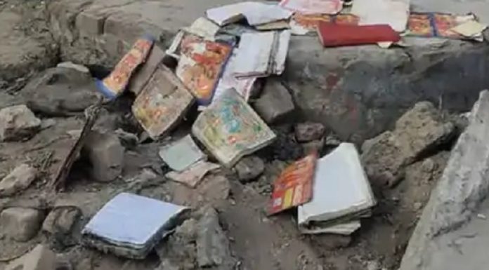 ਪੰਜਾਬ ‘ਚ ਵਧ ਰਹੀਆਂ ਬੇਅਦਬੀ ਦੀਆਂ ਘਟਨਾਵਾਂ : ਲੁਧਿਆਣਾ ਵਿੱਚ CP ਦਫ਼ਤਰ ਦੇ ਬਾਹਰ ਪਿੱਪਲ ਦੇ ਦਰੱਖਤ ਹੇਠ ਮਿਲੇ ਹਿੰਦੂ ਧਾਰਮਿਕ ਗ੍ਰੰਥਾਂ ਦੇ ਖੰਡਿਤ ਅੰਗ