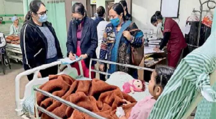 ਮਾਂ ਦੀ ਮੌਤ ਤੋਂ ਬਾਅਦ ਬੱਚੀ ਮੰਨਤ ਨੂੰ ਰਿਸ਼ਤੇਦਾਰਾਂ ਨੇ ਅਪਨਾਉਣ ਤੋਂ ਕੀਤਾ ਇਨਕਾਰ, ਪ੍ਰਸ਼ਾਸਨ ਨੇ ਕਿਹਾ- ਜਿਹੜਾ ਬੱਚੀ ਦੀ ਸਹੀ ਦੇਖਭਾਲ ਕਰੇਗਾ ਉਸ ਨੂੰ ਸੌਂਪਾਂਗੇ