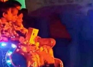 ਅਜਬ-ਗਜ਼ਬ : ਬੇਟੀ ਦੀ ਜ਼ਿੱਦ ‘ਤੇ ਚਾਹ ਵਾਲੇ ਨੇ ਖਰੀਦਿਆ ਮੋਬਾਇਲ, ਸ਼ਹਿਰ ‘ਚ ਕੱਢੀ ‘ਮੋਬਾਇਲ ਬਰਾਤ’