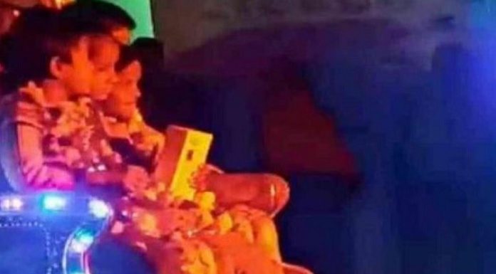 ਅਜਬ-ਗਜ਼ਬ : ਬੇਟੀ ਦੀ ਜ਼ਿੱਦ ‘ਤੇ ਚਾਹ ਵਾਲੇ ਨੇ ਖਰੀਦਿਆ ਮੋਬਾਇਲ, ਸ਼ਹਿਰ ‘ਚ ਕੱਢੀ ‘ਮੋਬਾਇਲ ਬਰਾਤ’