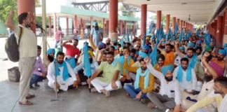 ਬੱਸਾਂ ‘ਚ ਸਫਰ ਕਰਨ ਵਾਲਿਆਂ ਨੂੰ ਕਰਨਾ ਪੈ ਰਿਹਾ ਦਿੱਕਤਾਂ ਦਾ ਸਾਹਮਣਾ, ਪੰਜਾਬ ਰੋਡਵੇਜ਼ ਦੇ ਠੇਕਾ ਮੁਲਾਜ਼ਮਾਂ ਦੀ ਹੜਤਾਲ ਦੇ ਦਿਨਾਂ ਦੀ ਜੁਰਮਾਨੇ ਸਮੇਤ ਕੱਟੀ ਜਾਵੇਗੀ ਤਨਖਾਹ