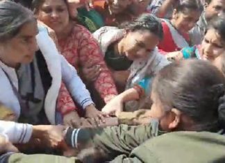 ਜਲੰਧਰ : ਸਿੱਖਿਆ ਮੰਤਰੀ ਦੀ ਰਿਹਾਇਸ਼ ਅੱਗੇ ਬੇਰੋਜ਼ਗਾਰ ਅਧਿਆਪਕਾਂ ਦਾ ਜ਼ਬਰਦਸਤ ਹੰਗਾਮਾ, ਪੁਲਿਸ ਨੇ ਘੜੀਸ-ਘੜੀਸ ਸੁੱਟੀਆਂ ਟੀਚਰਾਂ, Video