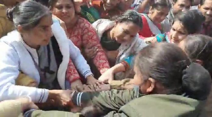 ਜਲੰਧਰ : ਸਿੱਖਿਆ ਮੰਤਰੀ ਦੀ ਰਿਹਾਇਸ਼ ਅੱਗੇ ਬੇਰੋਜ਼ਗਾਰ ਅਧਿਆਪਕਾਂ ਦਾ ਜ਼ਬਰਦਸਤ ਹੰਗਾਮਾ, ਪੁਲਿਸ ਨੇ ਘੜੀਸ-ਘੜੀਸ ਸੁੱਟੀਆਂ ਟੀਚਰਾਂ, Video