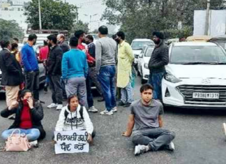 ਪੰਜਾਬ ਪੁਲਿਸ ਦੀ ਭਰਤੀ ‘ਚ ਘਪਲੇ ਦਾ ਆਰੋਪ, ਸੈਂਕੜੇ ਵਿਦਿਆਰਥੀਆਂ ਨੇ ਕੀਤਾ ਰੋਡ ਜਾਮ, BSF ਚੌਕ ‘ਚ ਲਾਇਆ ਧਰਨਾ