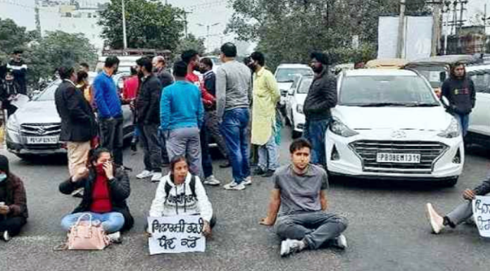 ਪੰਜਾਬ ਪੁਲਿਸ ਦੀ ਭਰਤੀ ‘ਚ ਘਪਲੇ ਦਾ ਆਰੋਪ, ਸੈਂਕੜੇ ਵਿਦਿਆਰਥੀਆਂ ਨੇ ਕੀਤਾ ਰੋਡ ਜਾਮ, BSF ਚੌਕ ‘ਚ ਲਾਇਆ ਧਰਨਾ