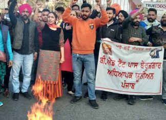 ਬੇਰੁਜ਼ਗਾਰ ਅਧਿਆਪਕਾਂ ਨੇ ਫੂਕੇ ਲਾਰੇ ਇਸ਼ਤਿਹਾਰ ਜਾਰੀ ਕਰਨ ਦੀ ਮੰਗ