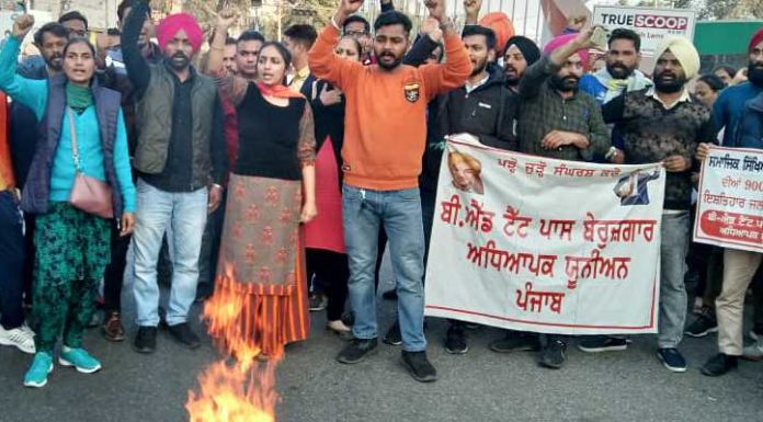 ਬੇਰੁਜ਼ਗਾਰ ਅਧਿਆਪਕਾਂ ਨੇ ਫੂਕੇ ਲਾਰੇ ਇਸ਼ਤਿਹਾਰ ਜਾਰੀ ਕਰਨ ਦੀ ਮੰਗ