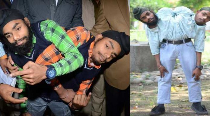 ਸਰੀਰ ਇੱਕ, ਬੰਦੇ 2 : ਸੋਹਣਾ ਨੇ ਕਿਸ ਨੂੰ ਵੋਟ ਪਾਈ ਮੋਹਨਾ ਨਹੀਂ ਪਤਾ ਤੇ ਮੋਹਨਾ ਦੇ ਵੋਟ ਬਾਰੇ ਸੋਹਣਾ ਨੂੰ ਨਹੀਂ ਪਤਾ, ਵੇਖੋ ਵੀਡੀਓ