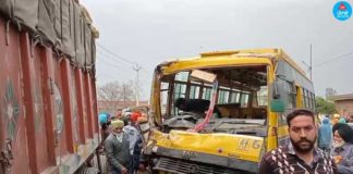 ਮੋਗਾ ‘ਚ ਸਕੂਲ ਬੱਸ ਅਤੇ ਟਰੱਕ ਦੀ ਆਹਮੋ-ਸਾਹਮਣੇ ਟੱਕਰ, 4 ਬੱਚੇ ਜ਼ਖਮੀ; ਇੱਕ ਟੀਚਰ ਦੀ ਲੱਤ ਟੁੱਟੀ