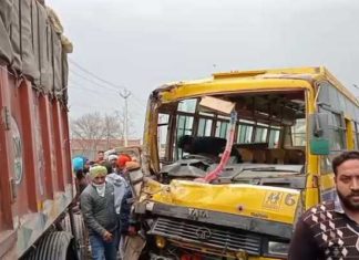 ਮੋਗਾ ‘ਚ ਸਕੂਲ ਬੱਸ ਅਤੇ ਟਰੱਕ ਦੀ ਆਹਮੋ-ਸਾਹਮਣੇ ਟੱਕਰ, 4 ਬੱਚੇ ਜ਼ਖਮੀ; ਇੱਕ ਟੀਚਰ ਦੀ ਲੱਤ ਟੁੱਟੀ