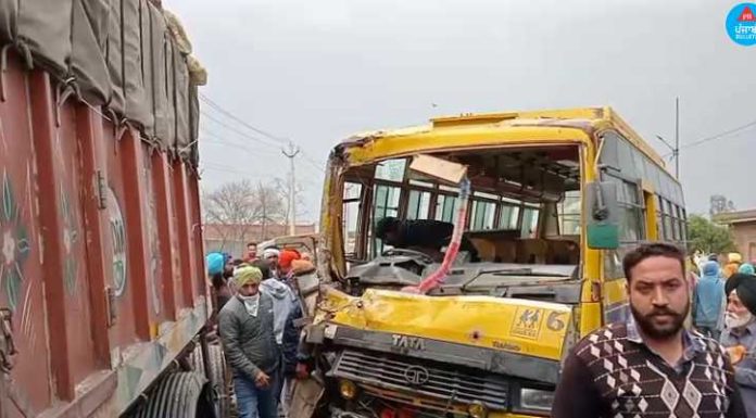 ਮੋਗਾ ‘ਚ ਸਕੂਲ ਬੱਸ ਅਤੇ ਟਰੱਕ ਦੀ ਆਹਮੋ-ਸਾਹਮਣੇ ਟੱਕਰ, 4 ਬੱਚੇ ਜ਼ਖਮੀ; ਇੱਕ ਟੀਚਰ ਦੀ ਲੱਤ ਟੁੱਟੀ
