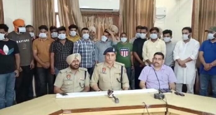 ਪੁਲਿਸ ਹੱਥ ਲੱਗੀ ਵੱਡੀ ਕਾਮਯਾਬੀ, ਵੱਡੀ ਗਿਣਤੀ ‘ਚ ਹਥਿਆਰਾਂ ਸਮੇਤ 16 ਵਿਅਕਤੀ ਕਾਬੂ