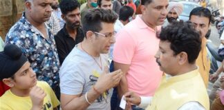 ਹੋਟਲ ‘ਚ ਵੇਚੀਆਂ ਜਾ ਰਹੀਆਂ ਸਨ ਪ੍ਰਾਈਵੇਟ ਸਕੂਲ ਦੀਆਂ ਮਹਿੰਗੀਆਂ ਕਿਤਾਬਾਂ, ਆਪ ਵਿਧਾਇਕ ਨੇ ਮਾਰੀ ਰੇਡ, ਪਈਆਂ ਭਾਜੜਾਂ