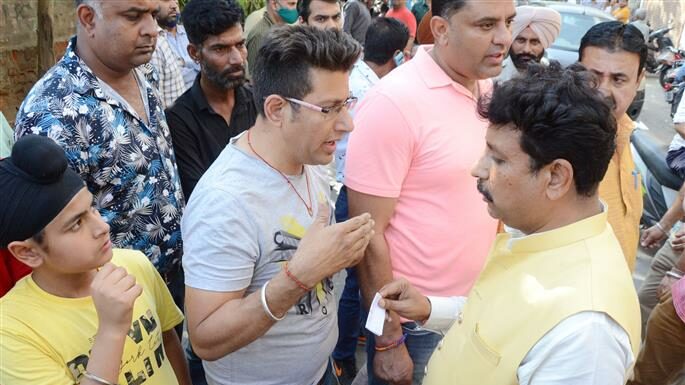 ਹੋਟਲ ‘ਚ ਵੇਚੀਆਂ ਜਾ ਰਹੀਆਂ ਸਨ ਪ੍ਰਾਈਵੇਟ ਸਕੂਲ ਦੀਆਂ ਮਹਿੰਗੀਆਂ ਕਿਤਾਬਾਂ, ਆਪ ਵਿਧਾਇਕ ਨੇ ਮਾਰੀ ਰੇਡ, ਪਈਆਂ ਭਾਜੜਾਂ