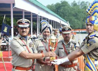 ਸਖ਼ਤ ਸਿਖਲਾਈ ਤੋਂ ਬਾਅਦ 327 ਬਹਾਦਰ ਜਵਾਨ ਸੀਆਰਪੀਐੱਫ ‘ਚ ਸ਼ਾਮਲ, ਕਾਂਸਟੇਬਲ ਸੰਜੇ ਨੇ ਓਵਰਆਲ ਬੈਸਟ ਟਰਾਫੀ ਜਿੱਤੀ