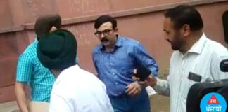 1 ਫੀਸਦੀ ਰਿਸ਼ਵਤ ਮੰਗਣ ਦੇ ਇਲਜਾਮ ‘ਚ ਆਈਏਐਸ ਅਫਸਰ ਸੰਜੇ ਪੋਪਲੀ ਤੇ ਸਾਥੀ ਗ੍ਰਿਫਤਾਰ, ਕੋਰਟ ਨੇ 4 ਦਿਨਾਂ ਦੇ ਰਿਮਾਂਡ ‘ਤੇ ਭੇਜਿਆ